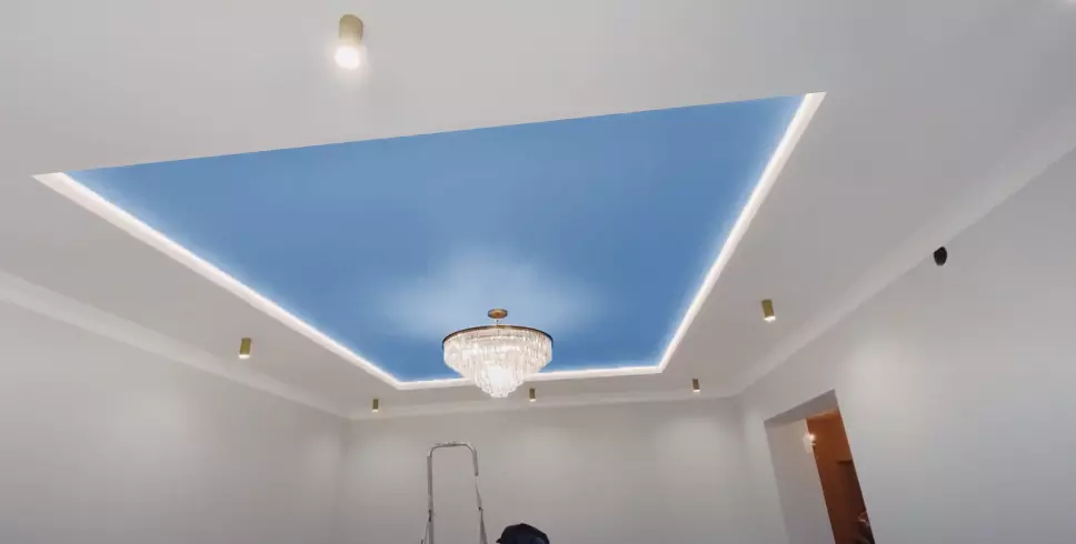Голубой натяжной потолок