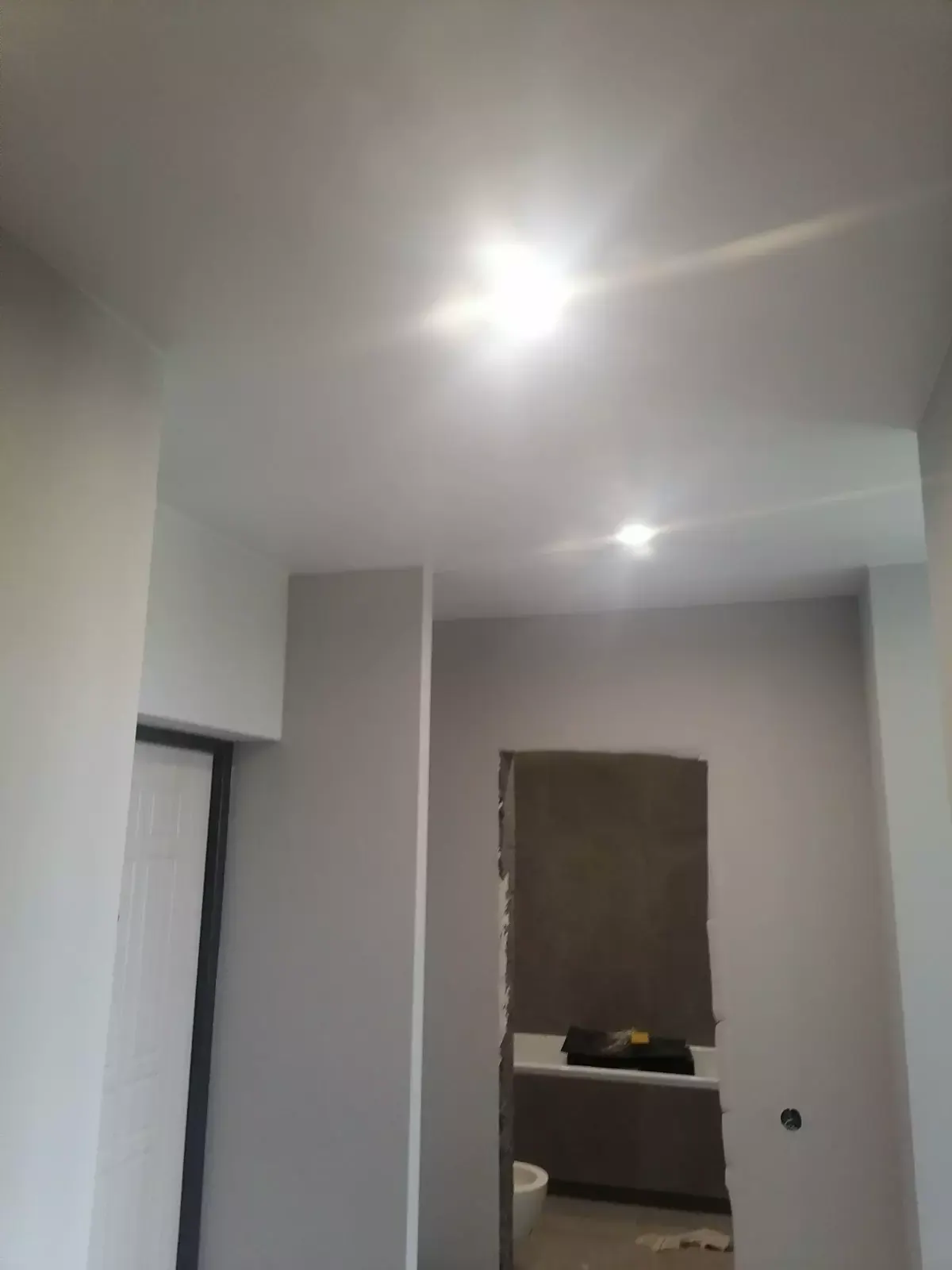 Бесшовный натяжной потолок с точечными светильниками — Волжский, проспект Дружбы, 74а, фото 2